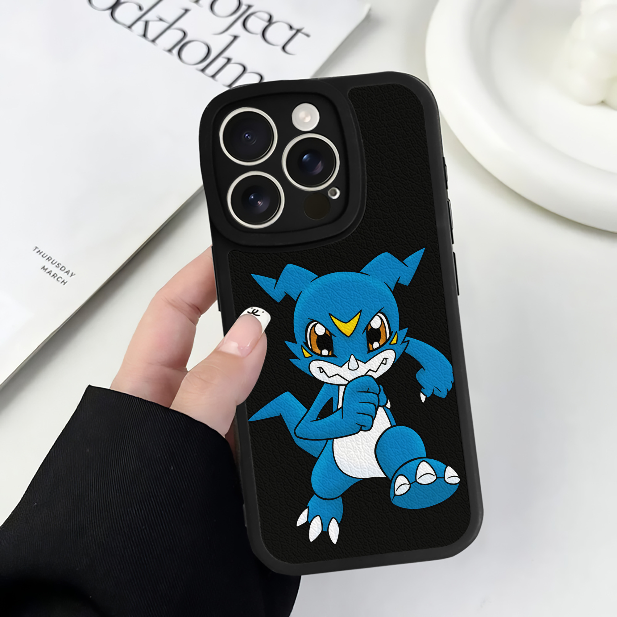 （画像用） Digimon デジタルモンスター/デジモン 【iPhone 16シリーズ対応】シリコンスマホケース（レザー調） 材質：シリコン